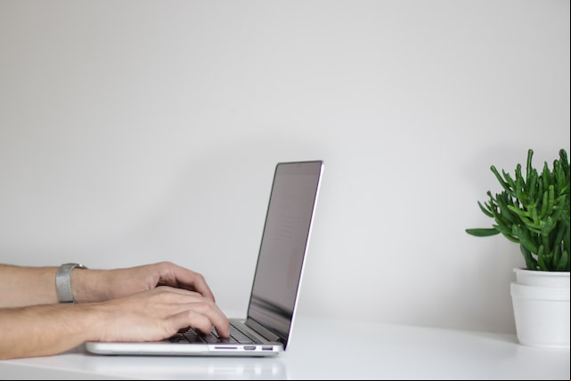 Ao analisar os sites do Governo, a pesquisa mostrou que 99,79% deles apresentam alguma falha nos testes de ibilidade para PCDs, o que dificulta o o a serviços públicos digitais. (Fonte: Unsplash/Reprodução)