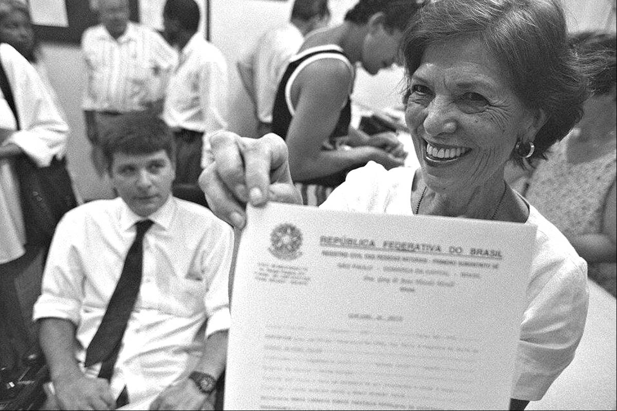 De um lado Marcelo Rubens Paiva e de outro Eunice Paiva, em 1996, recebendo o atestado de óbito de Rubens Paiva.