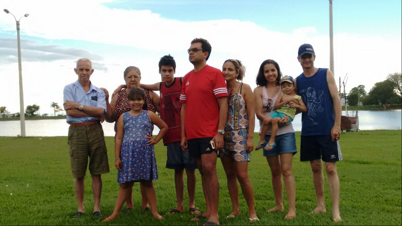 Álvaro e Tereza com seu filhos, nora, genro e netos, atualmente.